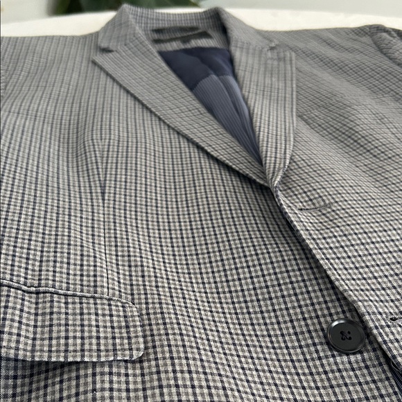 Banana Republic Men's Blue and Gray Check Blazer. Size 42S - Picture 4 of 12